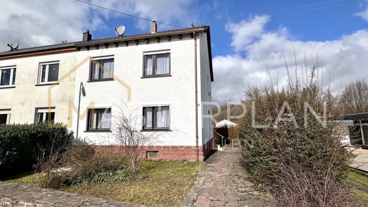Doppelhaushälfte in Orscholz mit Garage und Garten