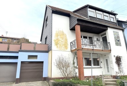 Hausansicht mit Garage