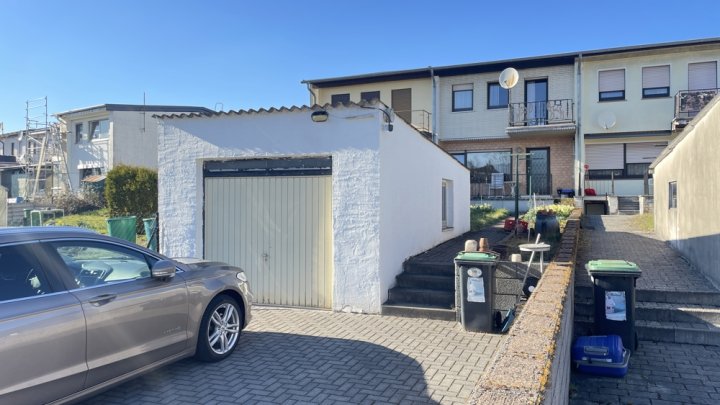 Kleines Reihenhaus mit Garten und Garage in Lockweiler