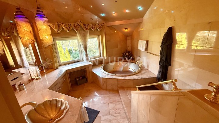 Designer Villa auf ca. 450 m² Wohnfläche mit traumhafter parkähnlicher Gartenanlage