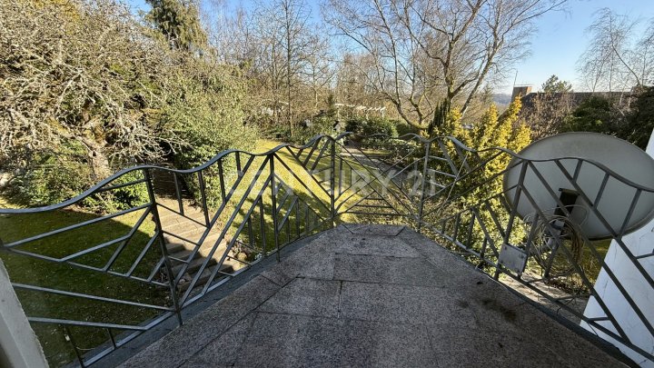 Designer Villa auf ca. 450 m² Wohnfläche mit traumhafter parkähnlicher Gartenanlage