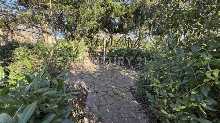 Designer Villa auf ca. 450 m² Wohnfläche mit traumhafter parkähnlicher Gartenanlage
