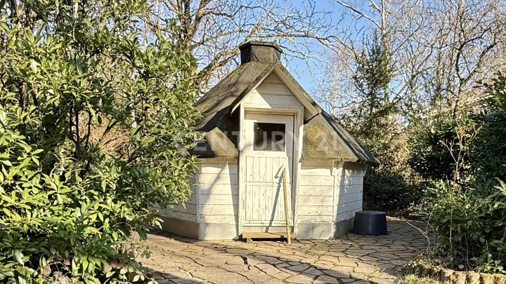 Designer Villa auf ca. 450 m² Wohnfläche mit traumhafter parkähnlicher Gartenanlage
