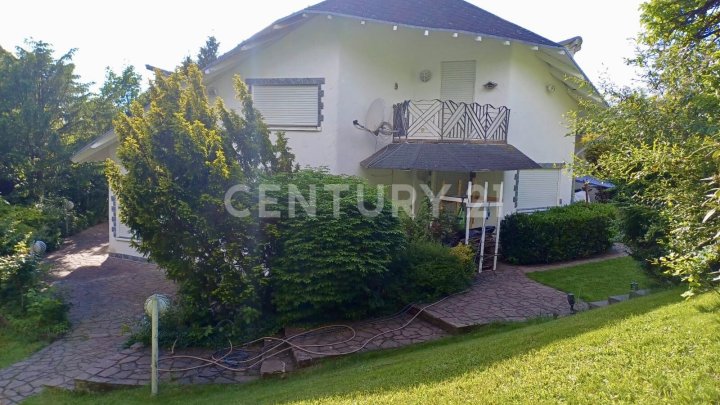 Designer Villa auf ca. 450 m² Wohnfläche mit traumhafter parkähnlicher Gartenanlage