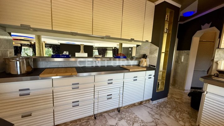 Designer Villa auf ca. 450 m² Wohnfläche mit traumhafter parkähnlicher Gartenanlage