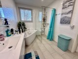 Schönes großes Badezimmer