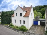 Seitenansicht mit Frontgarage und Stellplatz
