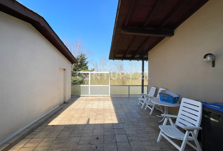 Haupteingang über die große Terrasse