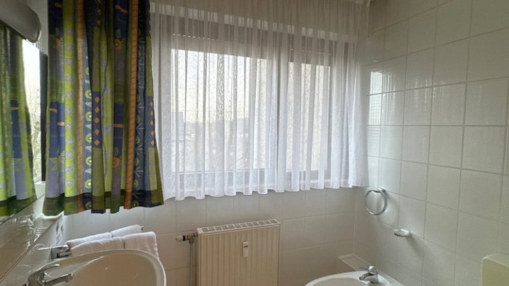 12 möblierte Eigentumswohungen bzw. 24 Zimmer im Paket in gepflegtem Mehrfamilienhaus