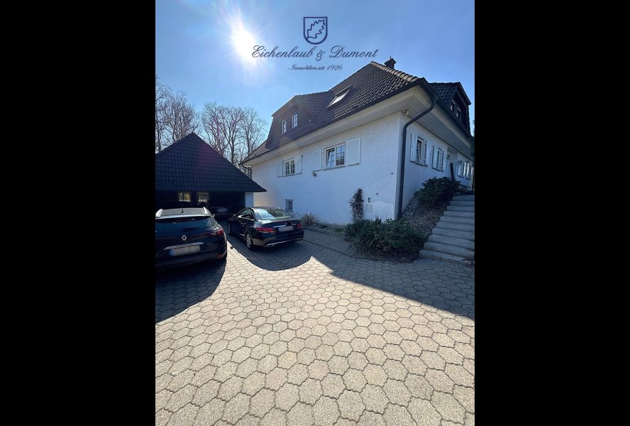 Garage + 4 Stellplätze