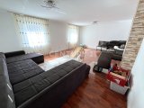 Helles Wohnzimmer mit Kamin