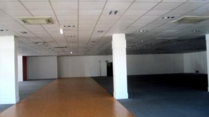 Verkaufsfläche - ca. 800 m² -  plus Nebenfl. an stark befahrener Straße von Saarbrücken zu vermieten
