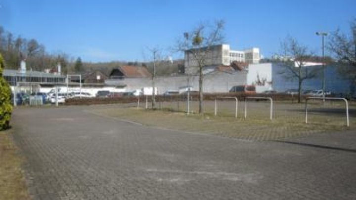 Verkaufsfläche - ca. 800 m² -  plus Nebenfl. an stark befahrener Straße von Saarbrücken zu vermieten
