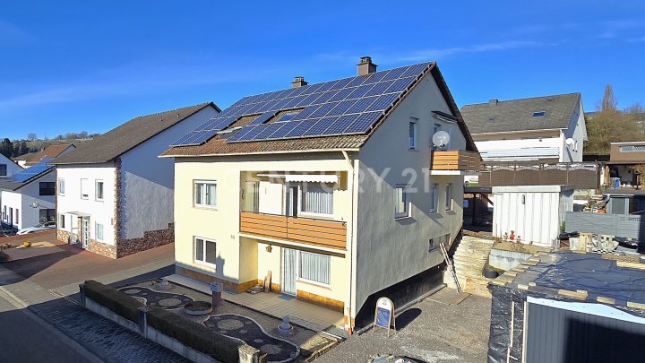 Attraktives 1 - 2 FH. mit möglicher ELW, Doppelgarage, Doppelcarport, Garten und Balkonen in Toplage