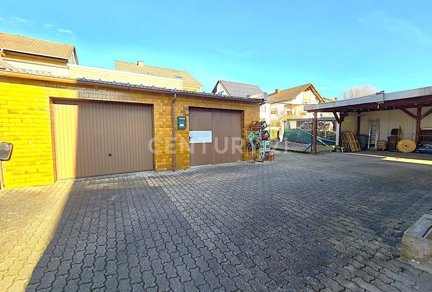 Doppelgarage mit Zufahrt 