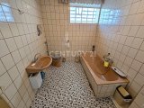 Großes helles Badezimmer mit Wanne im EG 
