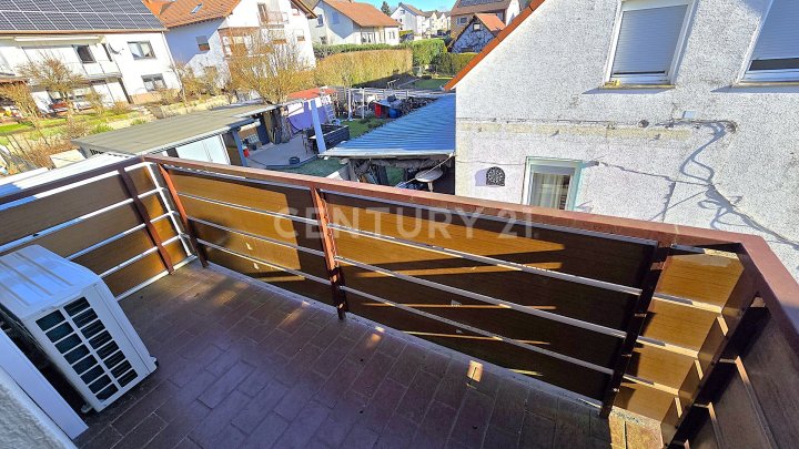 Attraktives 1 - 2 FH. mit möglicher ELW, Doppelgarage, Doppelcarport, Garten und Balkonen in Toplage