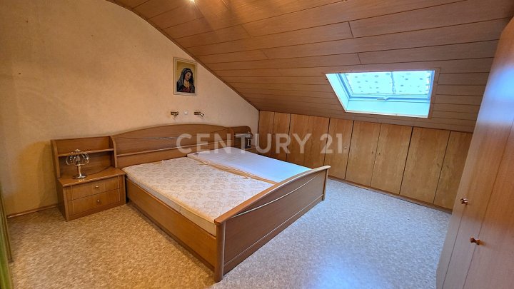 Attraktives 1 - 2 FH. mit möglicher ELW, Doppelgarage, Doppelcarport, Garten und Balkonen in Toplage
