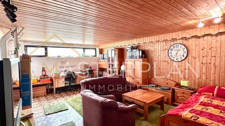 Freistehendes Einfamilienhaus mit großem Garten & PV-Anlage