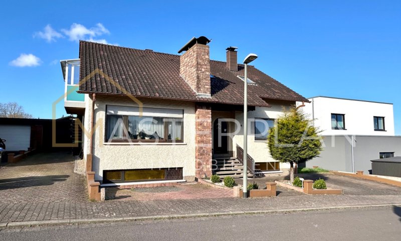 Freistehendes Einfamilienhaus mit großem Garten & PV-Anlage