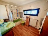 Schönes Tageslichtbad mit Badewanne