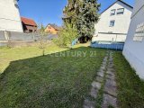 großer Garten mit Pool