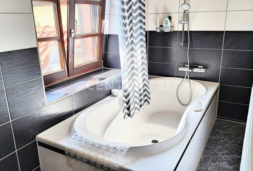 Baden mit Ausblick auf den Hof