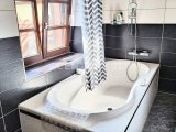 Baden mit Ausblick auf den Hof