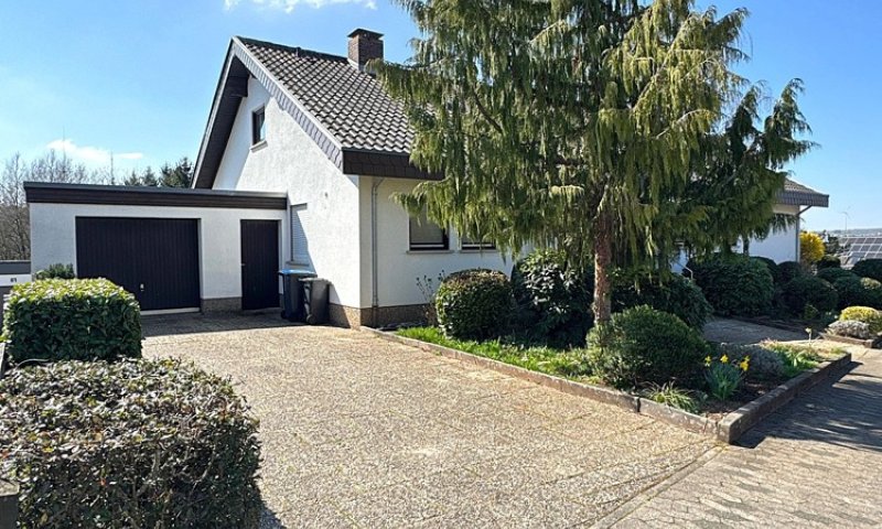 Freistehehendes Einfamilienhaus mit ELW und 2 Garagen in Top-Lage von Riegelsberg