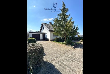 Garage mit Stellplätzen