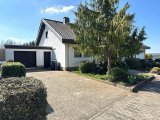 Garage mit Stellplätzen