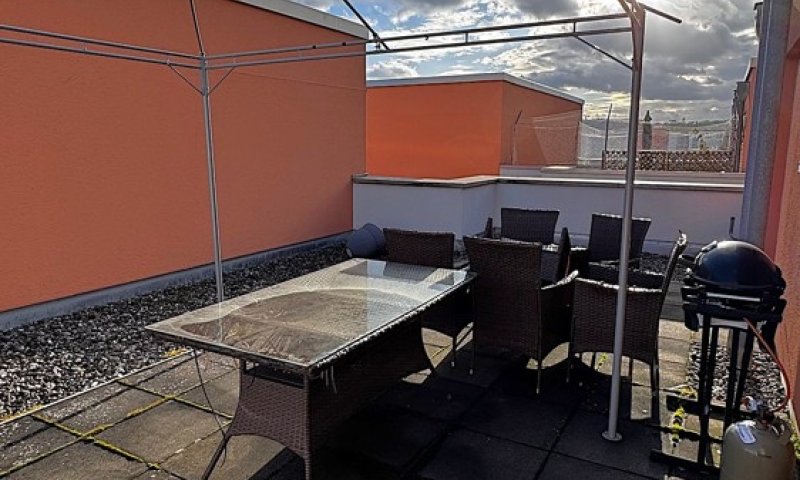 Renovierte 3-ZKB Maisonette-Wohnung mit Dachterrasse + Stellplatz