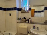 Bad mit Wanne und Fenster