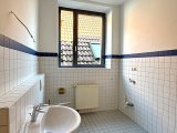 Bad mit Fenster und Waschmaschinenanschluss