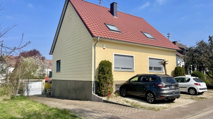 Gepflegtes Einfamilienhaus in schöner Wohngegend von Felsberg zu verkaufen