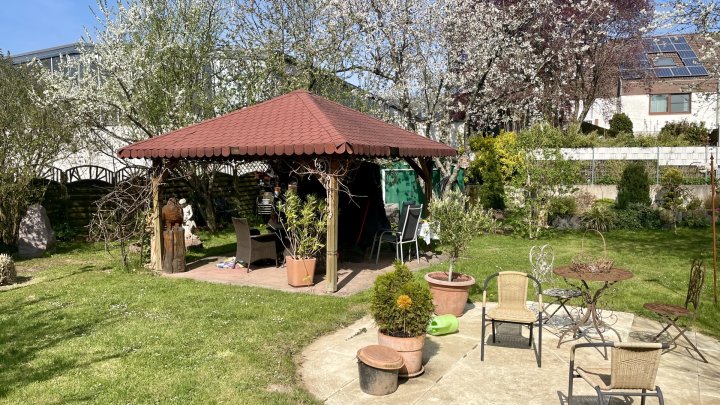 Gepflegtes Einfamilienhaus in schöner Wohngegend von Felsberg zu verkaufen