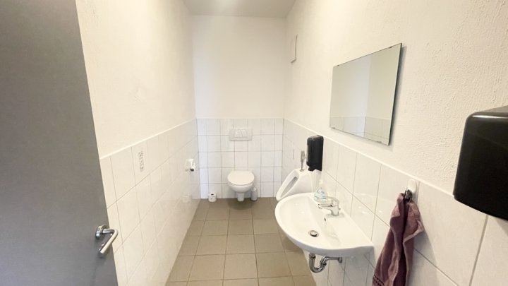 Attraktives Büro- und Wohngebäude mit PV-Anlage, Lagerhalle & großzügiger Freifläche