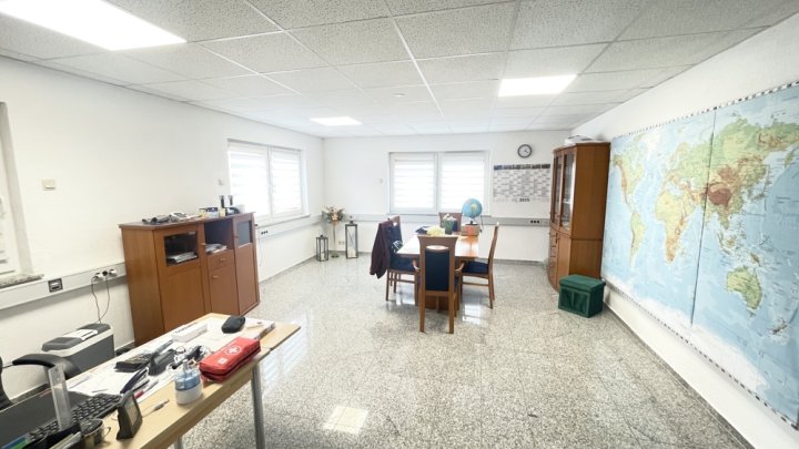 Attraktives Büro- und Wohngebäude mit PV-Anlage, Lagerhalle & großzügiger Freifläche