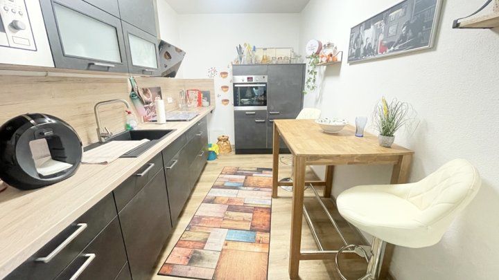Attraktives Büro- und Wohngebäude mit PV-Anlage, Lagerhalle & großzügiger Freifläche