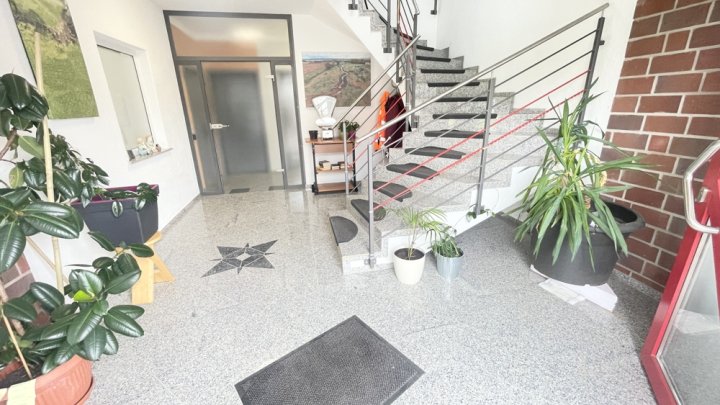 Attraktives Büro- und Wohngebäude mit PV-Anlage, Lagerhalle & großzügiger Freifläche