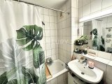 Badezimmer mit Wanne und Duschvorhang