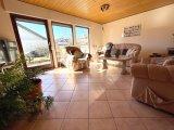 Wohnzimmer mit Zugang zur Terrasse