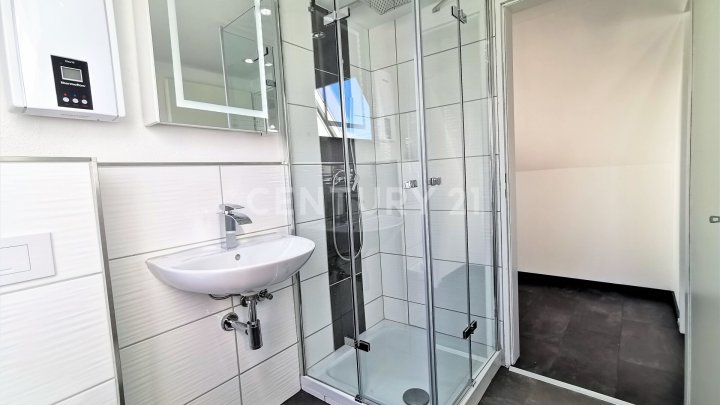 Charmante und kernsanierte 2 ZKB DG Wohnung in Mangelhausen ab sofort