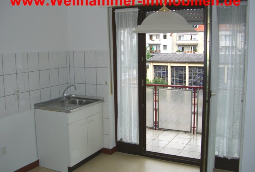 Küche mit Ausgang zum Balkon
