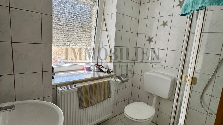 FREISTEHENDES, RENOVIERTES 1 FAMILIENHAUS MIT EINLIEGERWOHNUNG IN SACKGASSE VON SULZBACH