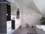 Das elegante Badezimmer im Obergeschoss