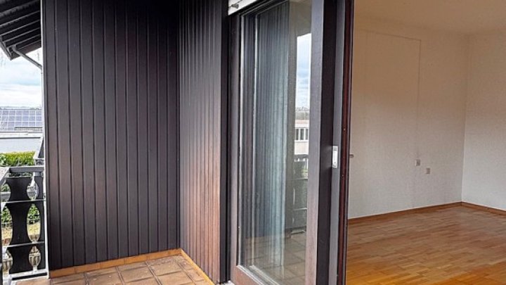 Freistehehendes Einfamilienhaus mit ELW und 2 Garagen in schöner Lage