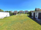 Großer ebenerdiger Garten mit vielen Gestaltungsmöglichkeite