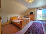 Eltern - Schlafzimmer mit Zugang zum Balkon