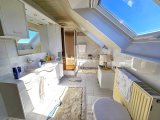 Großes Master Badezimmer im Obergeschoss mit Wanne und Dusch